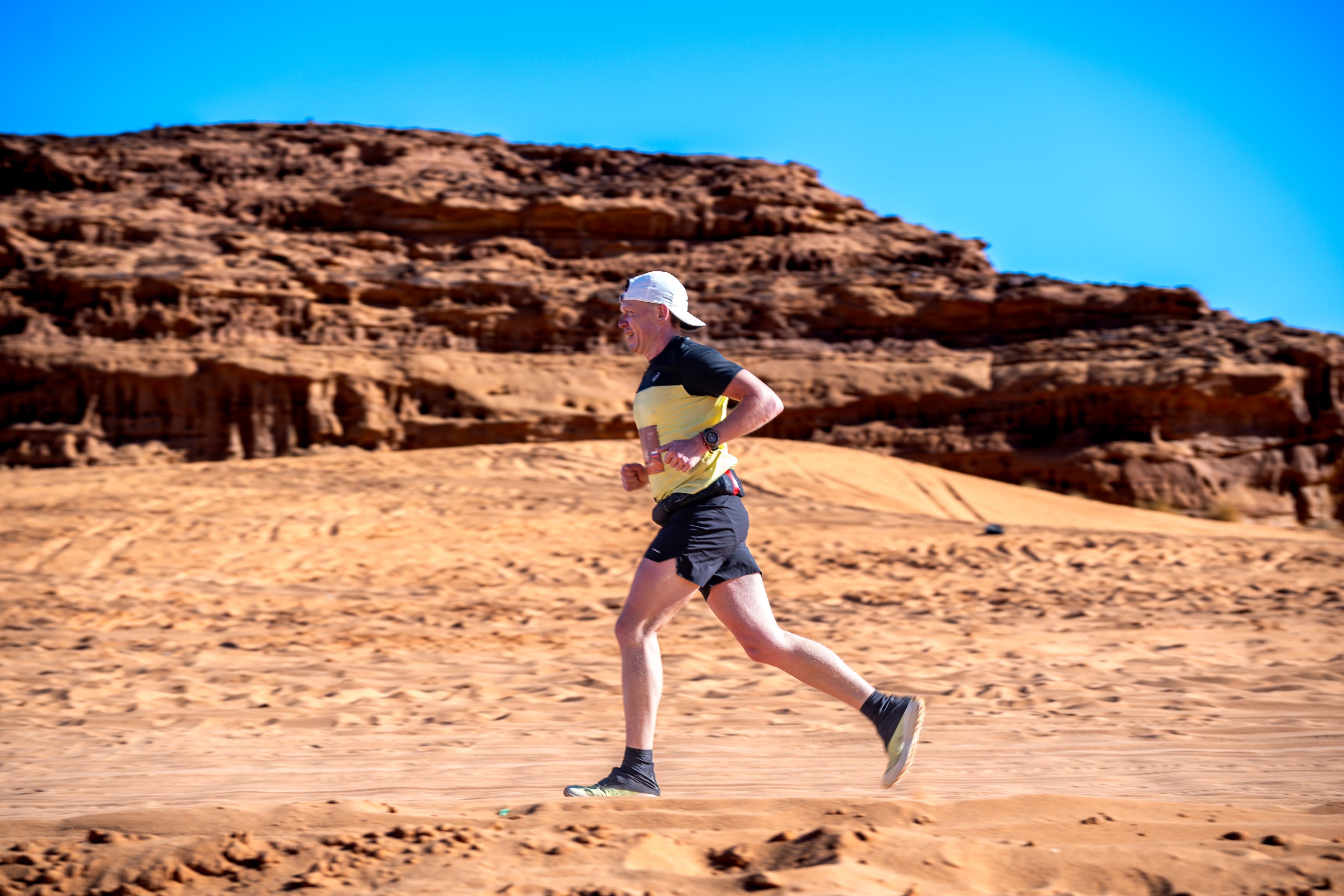 Evgenii Makarov running in the Saudi Arabian desert
